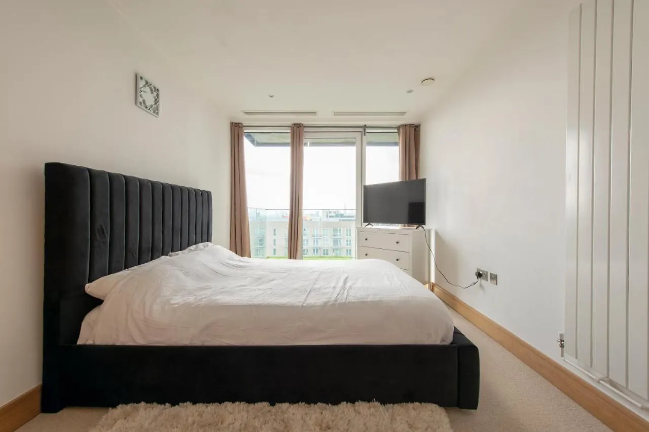 Canary Luxe Apartment London