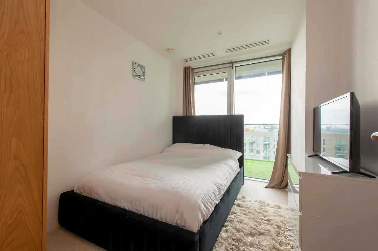 Canary Luxe Apartment London