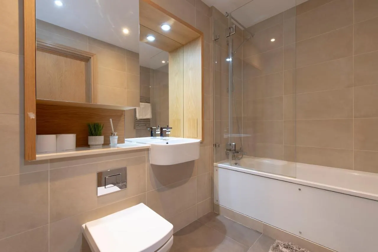 Canary Luxe Apartment London